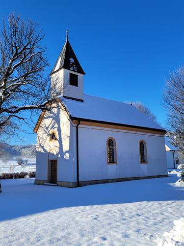 eine kleine weiße Kirche im Schnee
